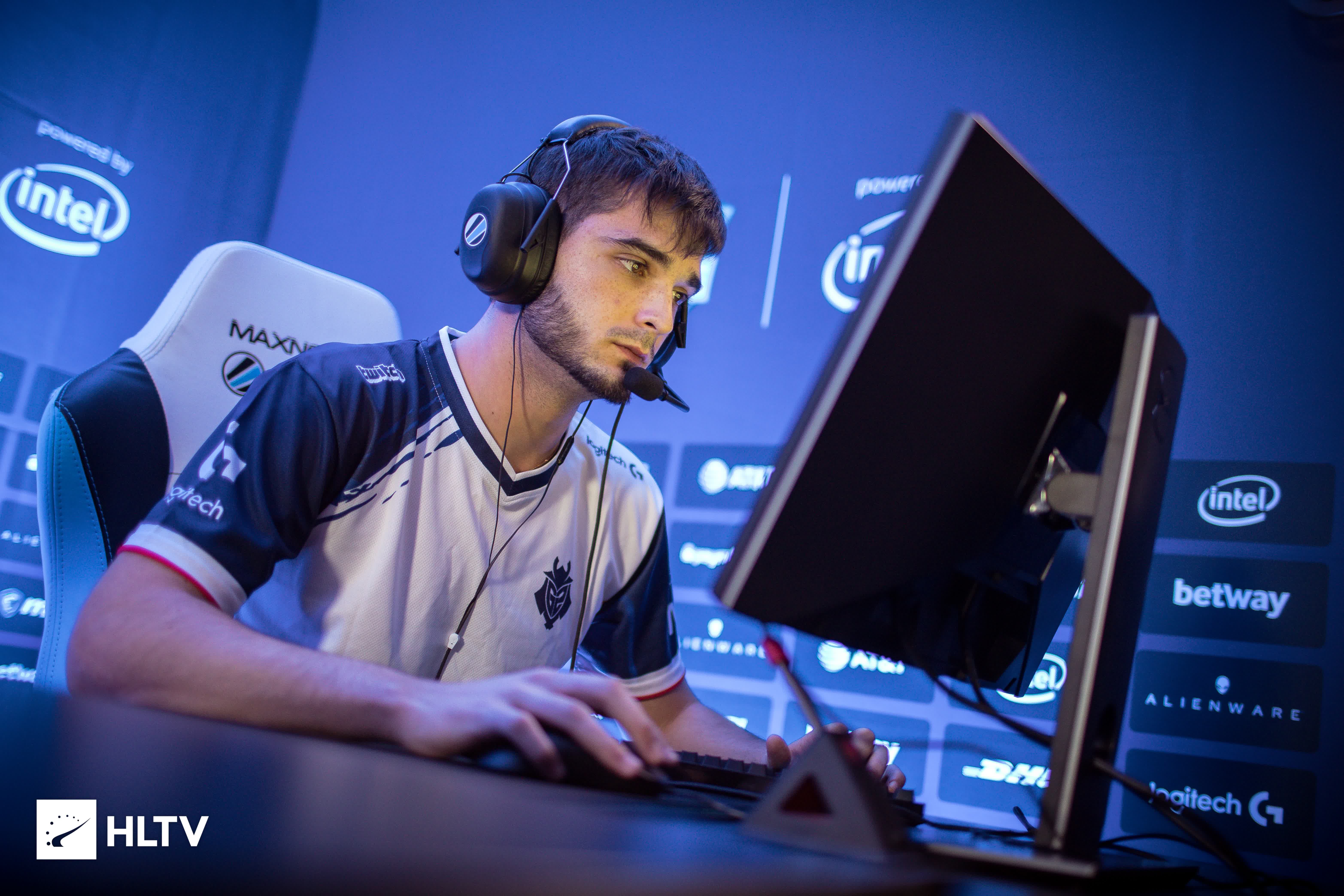 引发了对他 引发了对他