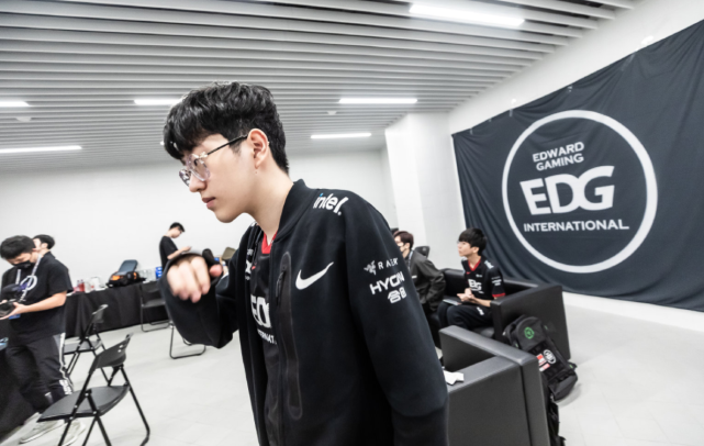 踝碰撞感到 踝碰撞感到